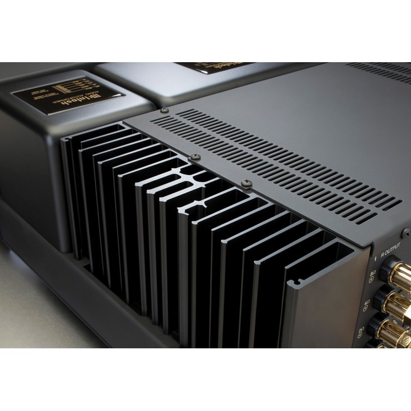 McIntosh MAC7200 stereo stiprintuvas, FM radijas, DAC, balansinė XLR išvestis. Galingumas 2x200W